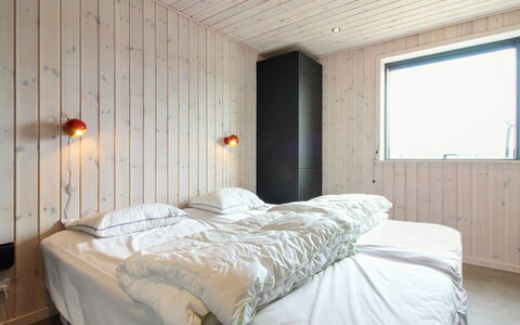 Fannie - 250M from the Sea: Design Intérieur, Mur, Chambre, Bois, Sol, Plafond, Lit, Sol, Drap De Lit, Literie