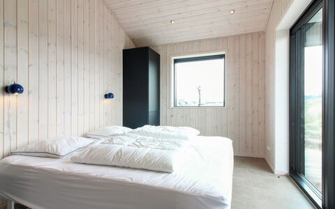 Fannie - 250M from the Sea: Bois, Chambre, Design Intérieur, Plafond, Sol, Sol, Lit, Literie, Pièce, Drap De Lit