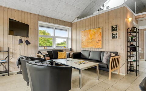 Alfuin - 500M from the Sea: Meubles, Design Intérieur, Sol, Bois, Sol, Plafond, Parquet, Chaise, Table, Éclairage