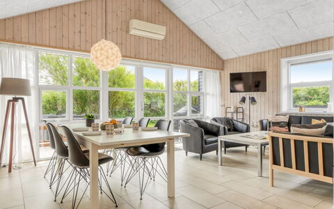 Alfuin - 500M from the Sea: Meubles, Design Intérieur, Sol, Bois, Sol, Plafond, Parquet, Chaise, Table, Éclairage