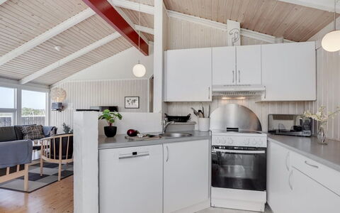 Randulf - 450M from the Sea: Design Intérieur, Cuisine, Plafond, Sol, Principaux Appliance, Meubles, Comptoir, Appareil De Cuisine, Électroménager, Sol