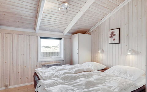 Randulf - 450M from the Sea: Bois, Chambre, Domicile, Lit, Literie, Gelé, Drap De Lit, Neige, Plafond, L'Hiver