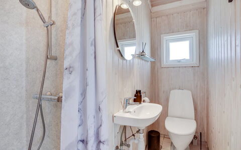 Randulf - 450M from the Sea: Luminaire Plomberie, Salle De Bains, Sol, Sol, Design Intérieur, Plomberie, Toilette, Siège De Toilette, Pièce, Robinet