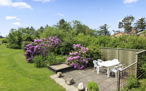 Sonya - 1Km from the Sea: Piscine, Mobilier De Jardin, Meubles, Recours, Dalle, Eco Hôtel, Ombre, Chaise, Loisir, Biens
