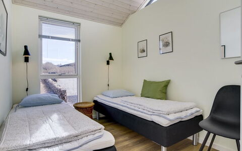 Luci - 500M from the Sea: Maison, Domicile, Porte, Toit, Chalet, Biens, Jardin, Ombre, Siding, Cour