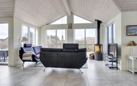 Luci - 500M from the Sea: Maison, Domicile, Porte, Toit, Chalet, Biens, Jardin, Ombre, Siding, Cour