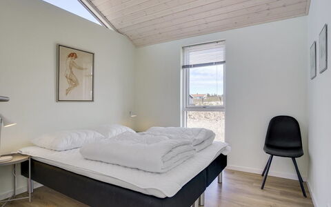 Luci - 500M from the Sea: Maison, Domicile, Porte, Toit, Chalet, Biens, Jardin, Ombre, Siding, Cour