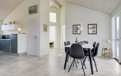 Luci - 500M from the Sea: Maison, Domicile, Porte, Toit, Chalet, Biens, Jardin, Ombre, Siding, Cour