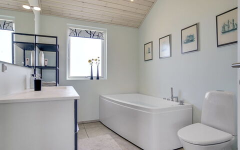 Luci - 500M from the Sea: Maison, Domicile, Porte, Toit, Chalet, Biens, Jardin, Ombre, Siding, Cour
