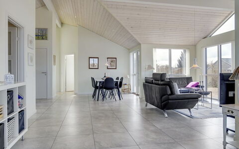 Luci - 500M from the Sea: Maison, Domicile, Porte, Toit, Chalet, Biens, Jardin, Ombre, Siding, Cour