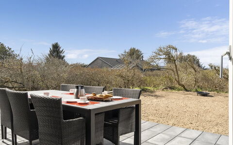 Luci - 500M from the Sea: Maison, Domicile, Porte, Toit, Chalet, Biens, Jardin, Ombre, Siding, Cour