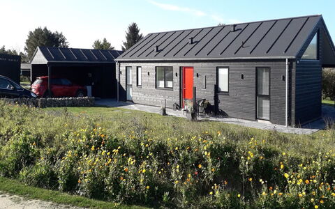 Luci - 500M from the Sea: Maison, Domicile, Porte, Toit, Chalet, Biens, Jardin, Ombre, Siding, Cour
