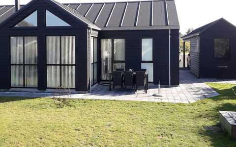Luci - 500M from the Sea: Maison, Domicile, Porte, Toit, Chalet, Biens, Jardin, Ombre, Siding, Cour