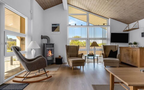 Albina - 844M from the Sea: Meubles, Design Intérieur, Sol, Canapé, Sol, Salon, Bois, Plafond, Pièce, Chaise