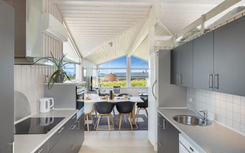 Marjanna - 350M from the Sea: Domicile, Plafond, Cuisine, Table Cuisine Et Salle A Manger, Chaise, Comptoir, Dur, Tache De Bois, Ombre, Conception