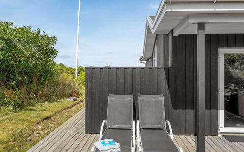 Marjanna - 350M from the Sea: Bois, Planche, Dur, Plate-Forme, Ombre, Parquet, Porche, Tache De Bois, Siding, Conception