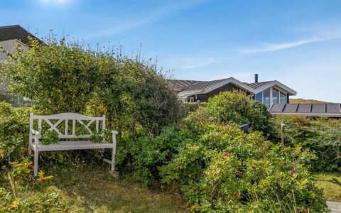 Marjanna - 350M from the Sea: Végétation, Arbuste, Communauté Des Plantes, Jardin, Domicile, Couverture De Sol, Chalet, Biens, Aménagement Paysager