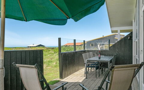 Hubert - 150M from the Sea: Bois, Toit, Maison, Chalet, Porte, Domicile, Siding, Lot Terre, Batiments Jardin, Cabanon