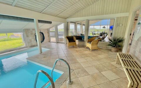 Alfhild - 297M from the Sea: Maison, Domicile, Porte, Toit, Chalet, Biens, Jardin, Ombre, Siding, Cour