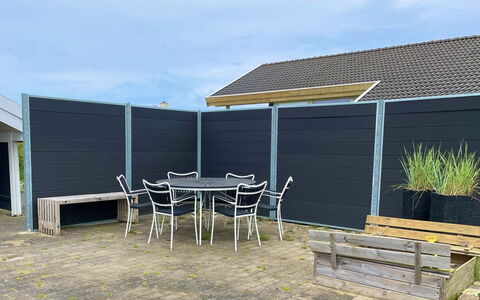 Alfhild - 297M from the Sea: Maison, Domicile, Porte, Toit, Chalet, Biens, Jardin, Ombre, Siding, Cour