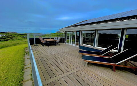 Alfhild - 297M from the Sea: Maison, Domicile, Porte, Toit, Chalet, Biens, Jardin, Ombre, Siding, Cour