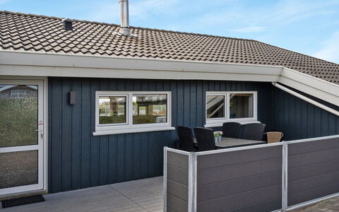 Alfhild - 297M from the Sea: Maison, Domicile, Porte, Toit, Chalet, Biens, Jardin, Ombre, Siding, Cour