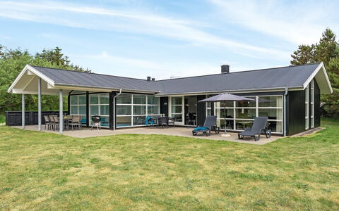 Aiyana - 530M from the Sea: Chalet, Pelouse, Ombre, Biens, Cour, Porche, Ferme, Batiments Jardin, Structure En Plein Air, Siding