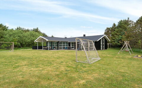 Aiyana - 530M from the Sea: Herbe, Lot Terre, Domicile, Plaine, Pelouse, Ombre, Chalet, Cour, Biens, Jardin