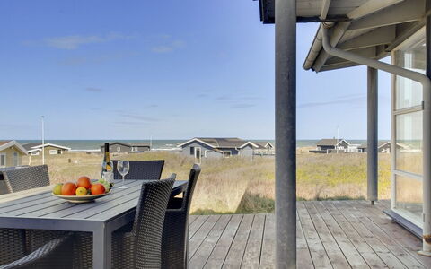 Konsta - 200M from the Sea: Piscine, Mobilier De Jardin, Meubles, Recours, Dalle, Eco Hôtel, Ombre, Chaise, Loisir, Biens