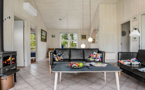 Hauke - 478M from the Sea: Meubles, Sol, Design Intérieur, Bois, Sol, Canapé, Salon, Plafond, Pièce, Table