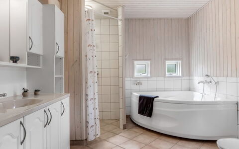 Hauke - 478M from the Sea: Sol, Luminaire Plomberie, Design Intérieur, Sol, Salle De Bains, Évier, Robinet, Plafond, Baignoire, Plomberie