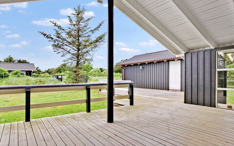 Andersen - 827M from the Sea: Meubles, Design Intérieur, Sol, Bois, Sol, Plafond, Parquet, Chaise, Table, Éclairage