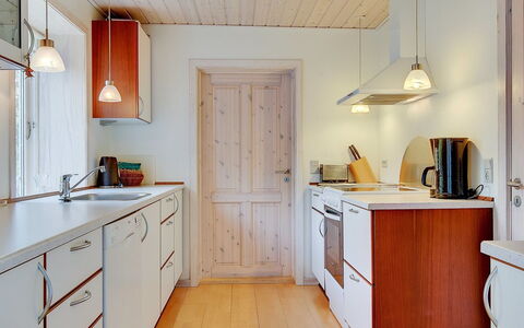 Etta - 957M from the Sea: Comptoir, Sol, Design Intérieur, Bois, Cuisine, Cabinetry, Plafond, Sol, Luminaire, Appareil De Cuisine