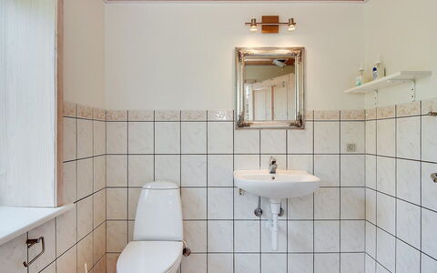 Etta - 957M from the Sea: Luminaire Plomberie, Mur, Salle De Bains, Sol, Sol, Lavabo, Design Intérieur, Évier, Robinet, Plomberie