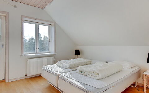 Etta - 957M from the Sea: Chambre, Bois, Lit, Meubles, Design Intérieur, Literie, Sol, Drap De Lit, Sol, Domicile