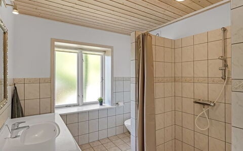 Etta - 957M from the Sea: Sol, Bois, Design Intérieur, Sol, Luminaire Plomberie, Plafond, Pièce, Plomberie, Robinet, Salle De Bains