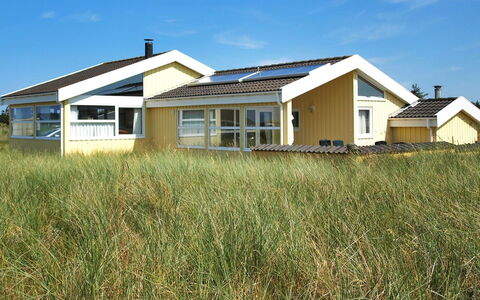 Thorir - 542M from the Sea: Bois, Meubles, Appartement, Pièce, Plafond, Tache De Bois, Chaise, Dur, Vernis, Lumber