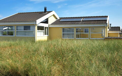 Thorir - 542M from the Sea: Bois, Meubles, Appartement, Pièce, Plafond, Tache De Bois, Chaise, Dur, Vernis, Lumber