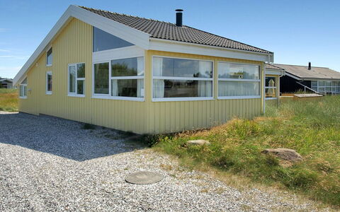 Thorir - 542M from the Sea: Bois, Meubles, Appartement, Pièce, Plafond, Tache De Bois, Chaise, Dur, Vernis, Lumber