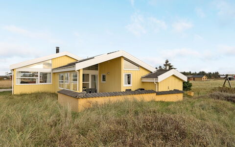 Thorir - 542M from the Sea: Bois, Meubles, Appartement, Pièce, Plafond, Tache De Bois, Chaise, Dur, Vernis, Lumber