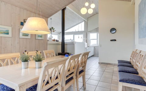 Thorir - 542M from the Sea: Bois, Meubles, Appartement, Pièce, Plafond, Tache De Bois, Chaise, Dur, Vernis, Lumber