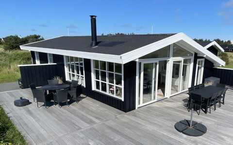 Halsten - 551M from the Sea: Bleu, Arbuste, Chalet, Couverture De Sol, Jardin, Biens, Ombre, Aménagement Paysager, Ferme, Eco Hôtel