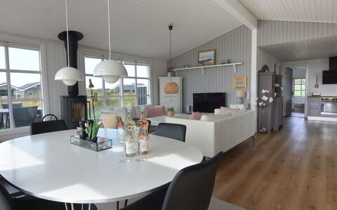 Halsten - 551M from the Sea: Bleu, Arbuste, Chalet, Couverture De Sol, Jardin, Biens, Ombre, Aménagement Paysager, Ferme, Eco Hôtel