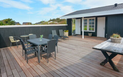 Halsten - 551M from the Sea: Bleu, Arbuste, Chalet, Couverture De Sol, Jardin, Biens, Ombre, Aménagement Paysager, Ferme, Eco Hôtel