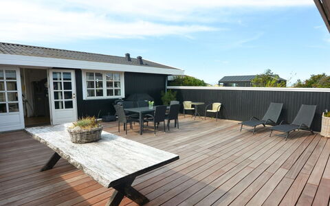 Halsten - 551M from the Sea: Bleu, Arbuste, Chalet, Couverture De Sol, Jardin, Biens, Ombre, Aménagement Paysager, Ferme, Eco Hôtel
