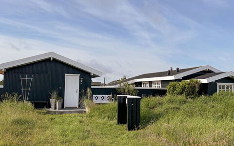 Halsten - 551M from the Sea: Bleu, Arbuste, Chalet, Couverture De Sol, Jardin, Biens, Ombre, Aménagement Paysager, Ferme, Eco Hôtel