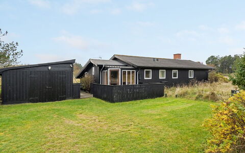 Øgrim - 204M from the Sea: Meubles, Design Intérieur, Chaise, Sol, Table, Recours, Sol, Plafond, Pièce, Eco Hôtel