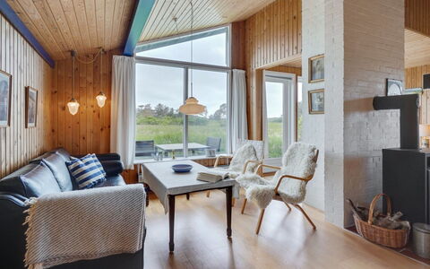 Øgrim - 204M from the Sea: Meubles, Design Intérieur, Chaise, Sol, Table, Recours, Sol, Plafond, Pièce, Eco Hôtel