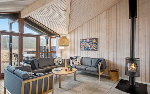 Emma - 976M from the Sea: Meubles, Mobilier De Jardin, Vaisselle, Table, Drinkware, Chaise, Tableau De Plein Air, Aliments, Bouteille