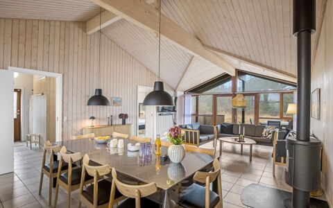 Emma - 976M from the Sea: Meubles, Mobilier De Jardin, Vaisselle, Table, Drinkware, Chaise, Tableau De Plein Air, Aliments, Bouteille